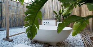 An outdoor bath at Hotel 100% Fun, Tarifa