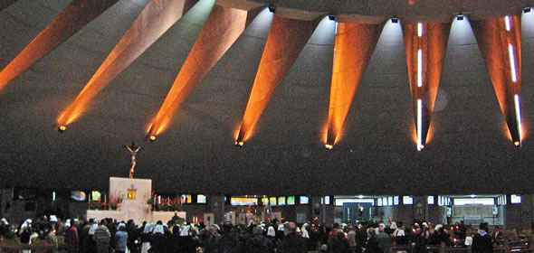 A mass inside the Madonna of Tears Sanctuary. (Photo by Antonio M. Mora García)