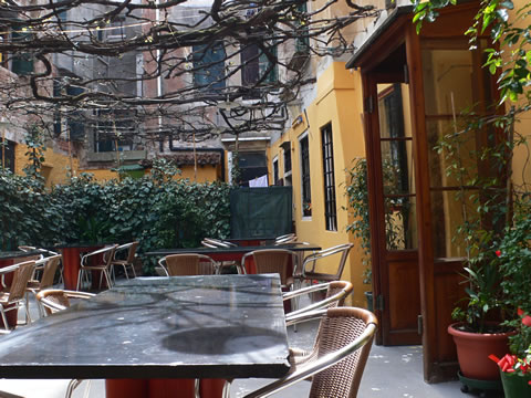 Outdoor dining in Vecie at Corte Sconta. (Photo by Nobuyuki Hayashi)