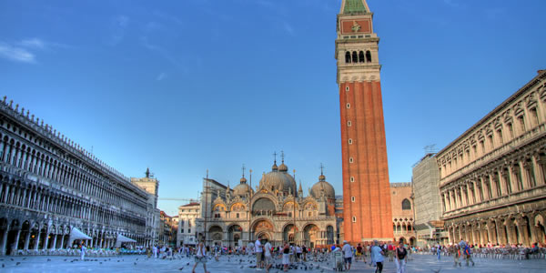 A gondola rowing lesson in Venice