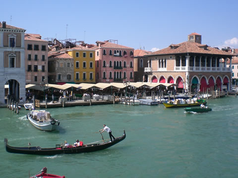 The souvenir and food market near Rialto