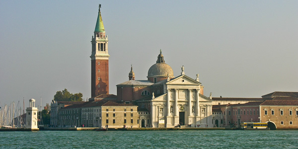 A gondola rowing lesson in Venice