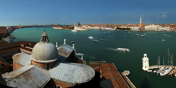 A gondola rowing lesson in Venice